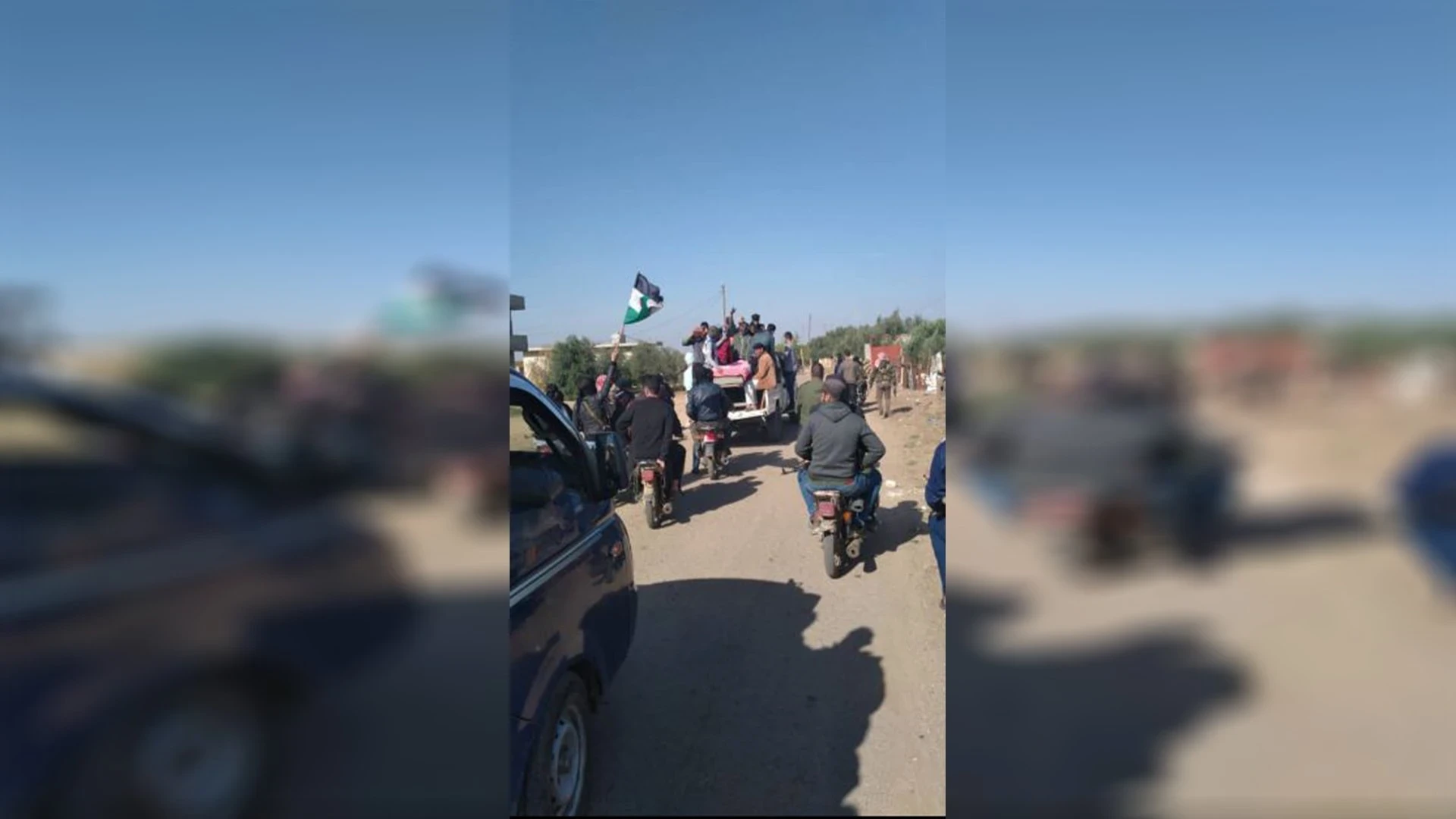 بعد غيابه لعام.. علم الثورة يُرفع مجددًا في مظاهرات درعا (صور)