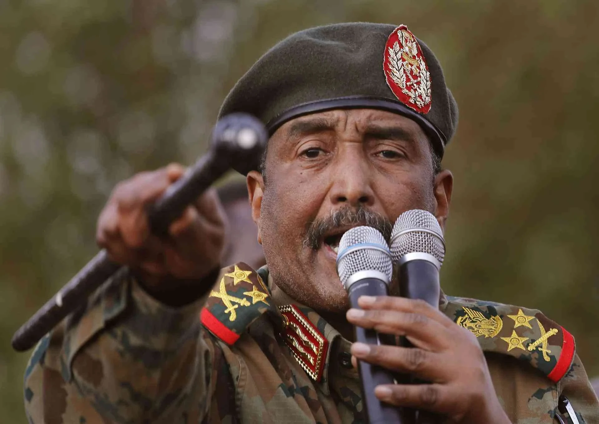 عبد الفتاح البرهان يعلن حل الحكومة ومجلس السيادة وإعلان حالة الطوارئ في السودان