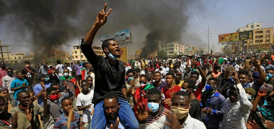 قوات الأمن السودانية تطلق القنابل الصوتية بكثافة على المحتجين قرب قصر الرئاسة.. ومصادر طبية تعلن مقتل متظاهرين