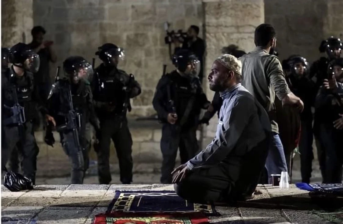 آلاف الفلسطينيين يتوافدون إلى باحات المسجد الأقصى لإحياء ليلة القدر وإسرائيل تقدم على هذه الخطوة في الشيخ جراح
