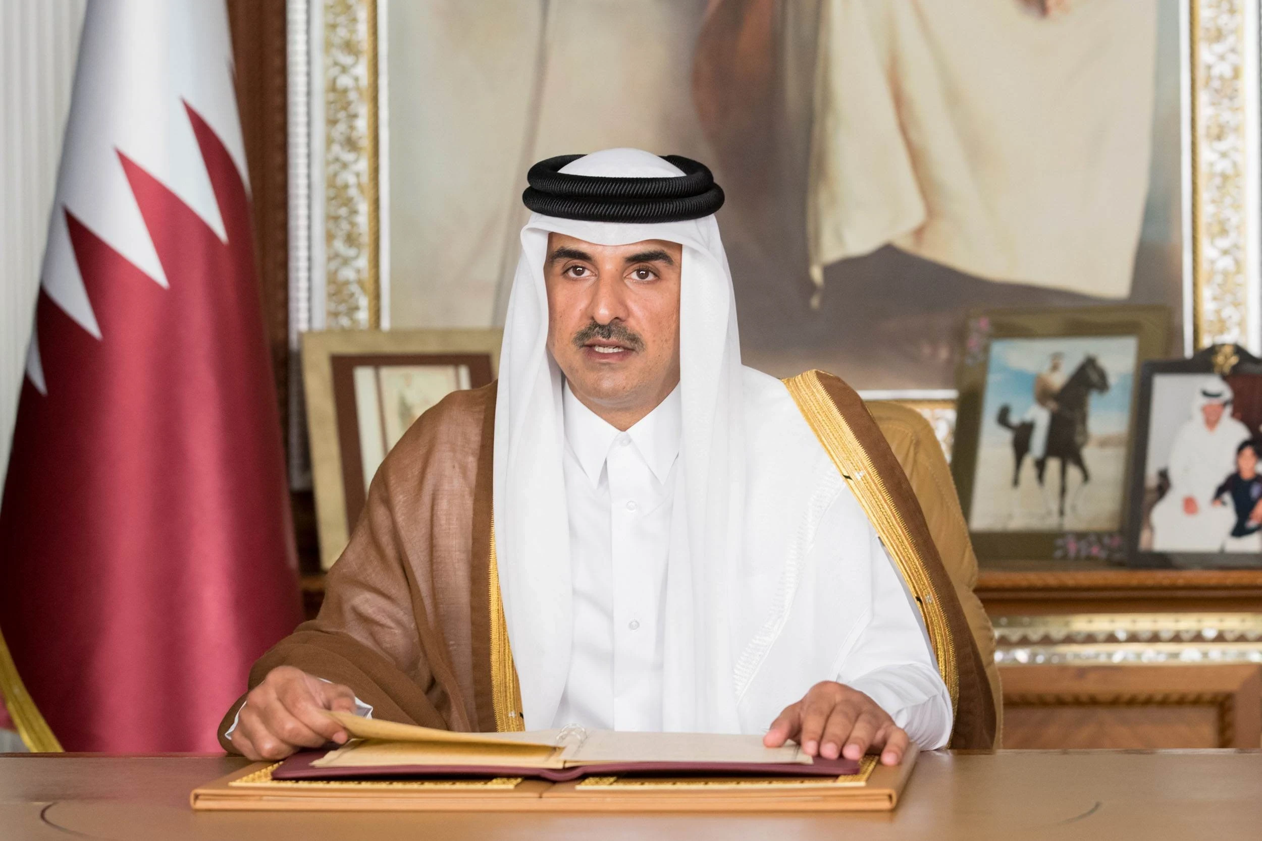 أمير قطر يعفي وزير المالية من منصبه.. ويصدر أمراً
