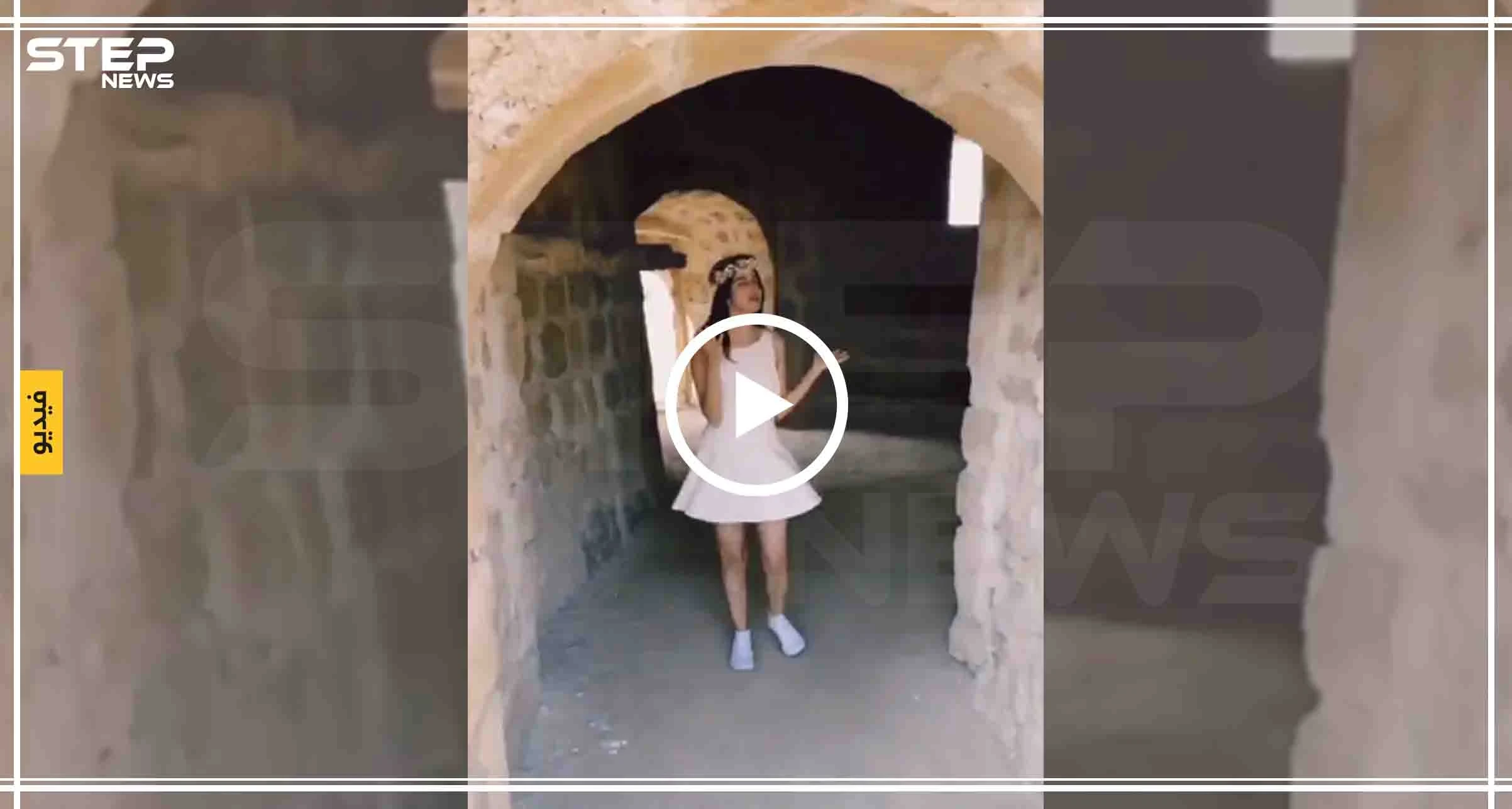 بالفيديو|| تقبل زوجها وترتدي فستانًا يكشف سائر جسدها.. عربية تغضب متابعيها