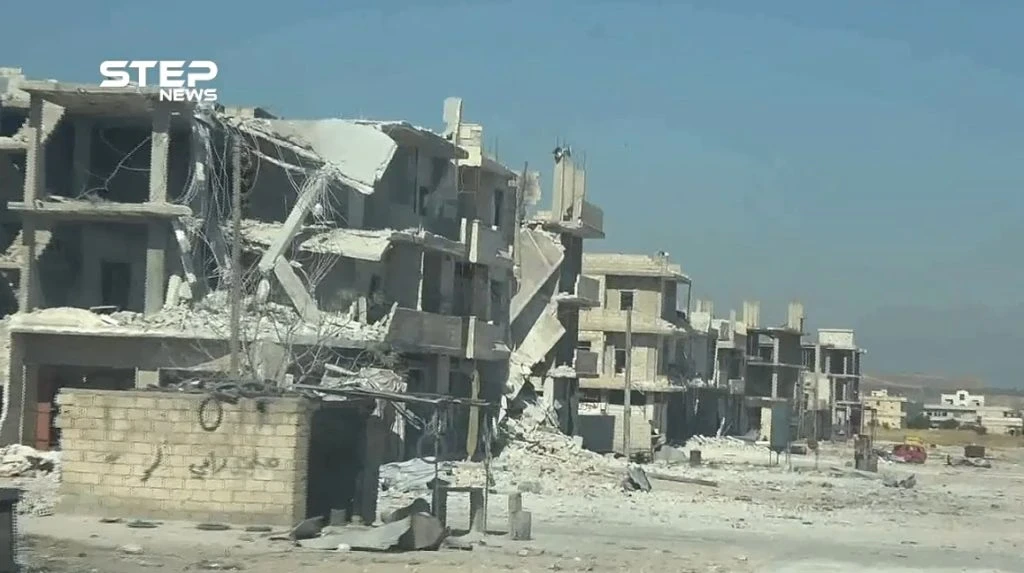 شاهد جانب من الدمار الهائل في الأحياء السكنية داخل مدينة خان شيخون جنوب إدلب جراء القصف الجوي العنيف