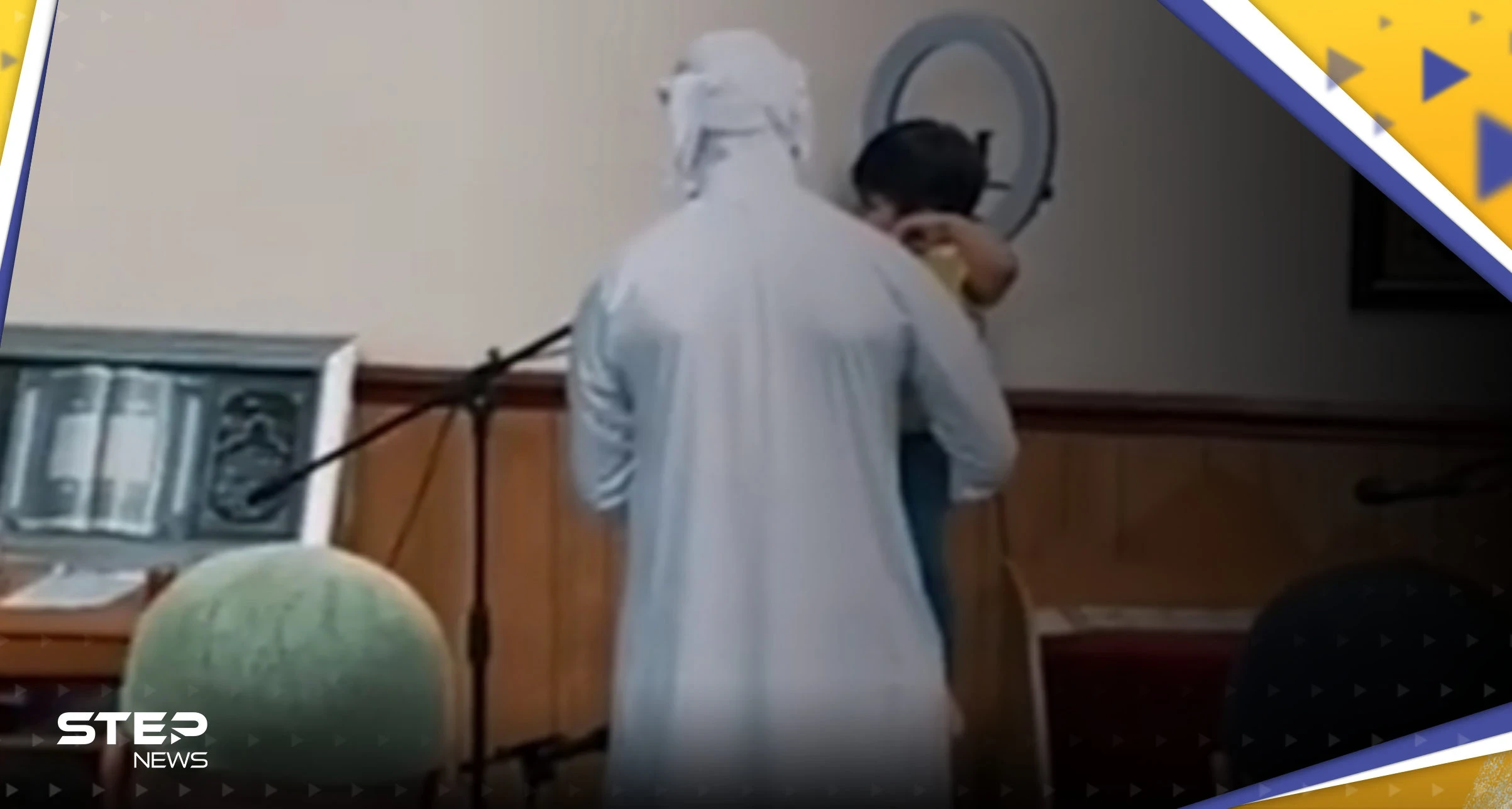 شاهد|| بعد فيديو "القطة والإمام".. إمام آخر يحمل طفلاً خلال صلاة التراويح