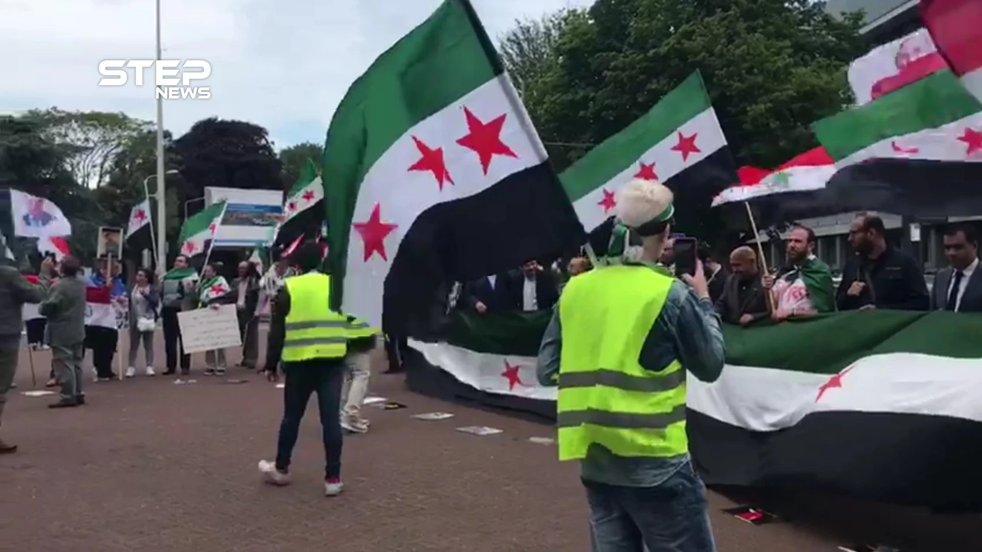 مظاهرة أمام محكمة الجنايات الدولية في هولندا للمطالبة بالمعتقلين وتضامناً مع إدلب
