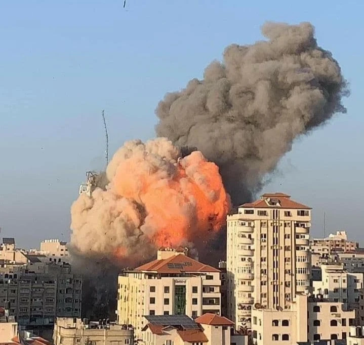 بالفيديو|| لحظة استهداف الطائرات الإسرائيلية برج الشروق الذي يحوي قناة فضائية بغزة وتدميره بالكامل