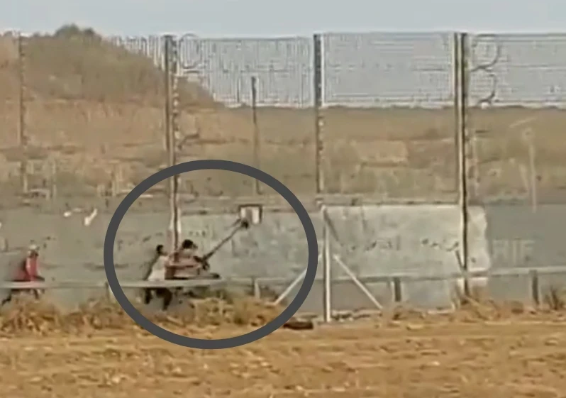 بالفيديو|| شاب فلسطيني يسحب سلاح جندي إسرائيلي بقوة على حدود غزة.. ووزارة الصحة تتحدث عن 24 إصابة بالقطاع