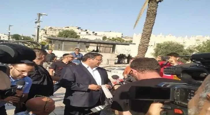 بالفيديو|| عضو بالكنيست يغادر منطقة باب العمود بعد اقتحامها ورفع علم إسرائيل فوقها.. والشرطة الإسرائيلية تعتقل شباناً فلسطينيين حاولوا التصدي له