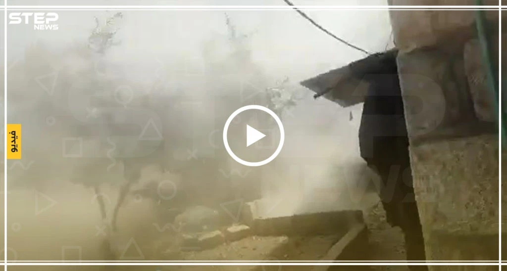 شاهد بالفيديو لحظة سقوط برميل قرب مصور أثناء تغطيته للقصف في مدينة كفرنبل جنوب إدلب