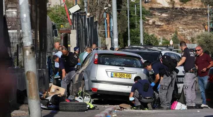 بالفيديو|| مستوطن يدهس امرأة فلسطينية مسنة وسط الشارع برام الله
