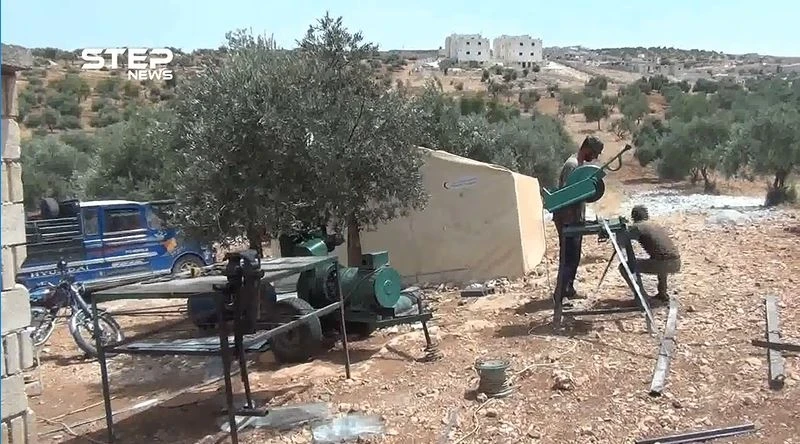 حداد نازح يلملم رزقه من تحت الأشجار .. تعرف على قصة أبو أحمد