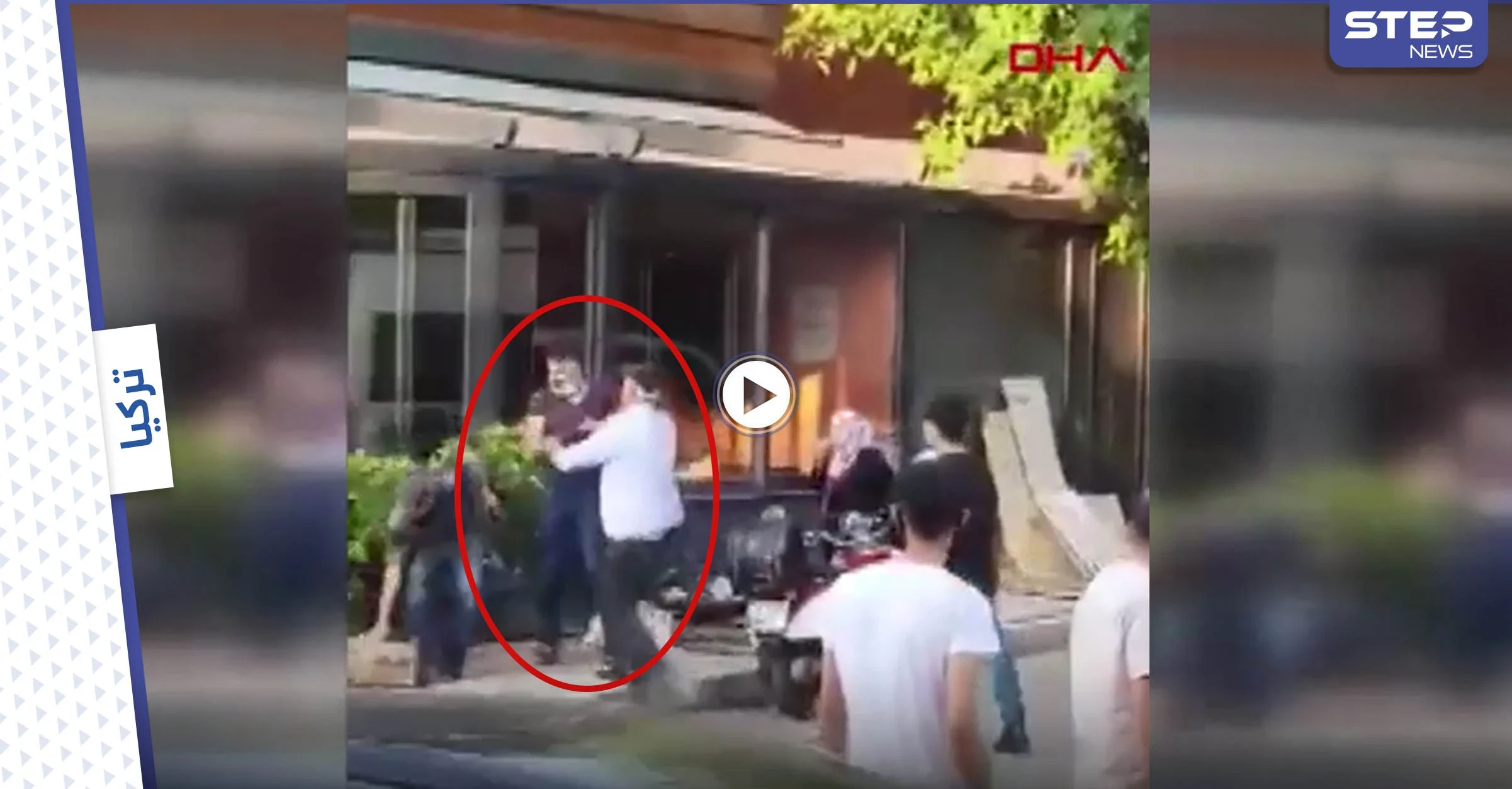 بالفيديو|| بسبب الهاتف.. شاب يهين والدته ويضربها وسط الشارع في إسطنبول وردة فعل المارة