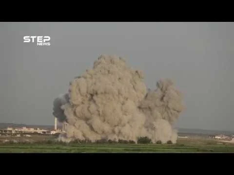 شاهد غارات روسية بالصواريخ الأرتجاجية على أطراف مدينة اللطامنة شمال حماة