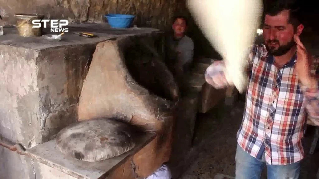 مناقيش التنور مقصد العابرين في بلدة اخترين بريف حلب