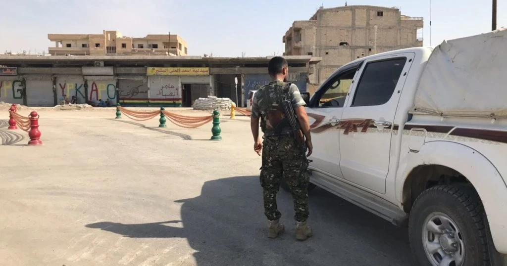 حواجز "قسد" في الرقة تلاحق المنشقين والمتخلفين عن صفوفها