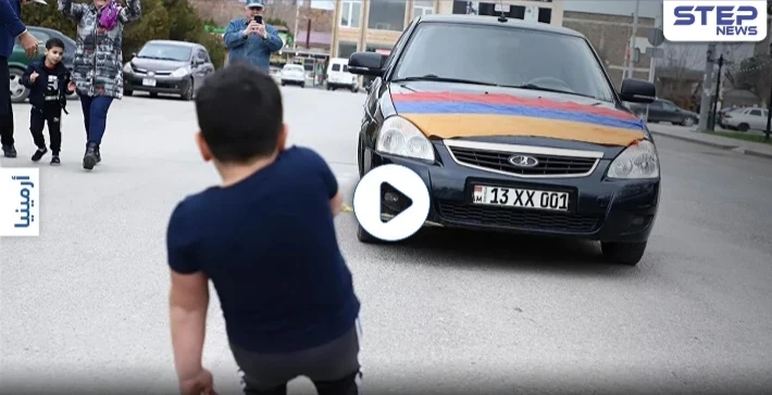 لقبه "الطفل المعجزة".. بعمر 5 سنوات يسحب سيارتين بأطراف أصابعه (فيديو)