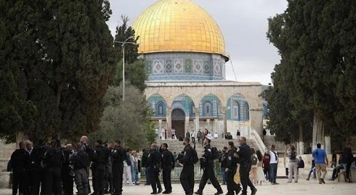 بالفيديو || مستوطنون يؤدون "الصلوات الصامتة" في باحات الأقصى.. غضب فلسطيني وتنديد عربي