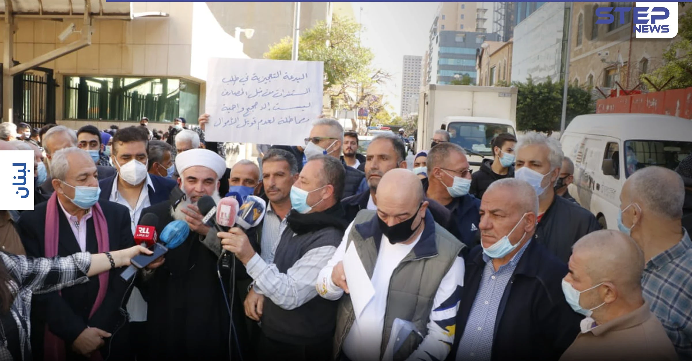 اعتصام أمام المحكمة العسكرية في بيروت وانتشار أمني كثيف.. وأهالي الطلاب يحطمون واجهات المصارف (فيديو وصور)