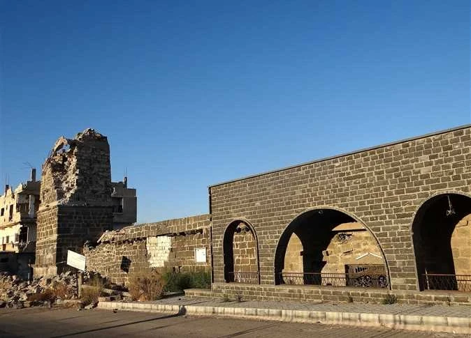 بالصور || الفرقة الرابعة تستهدف بصواريخ الفيل المسجد العمري الكبير في درعا