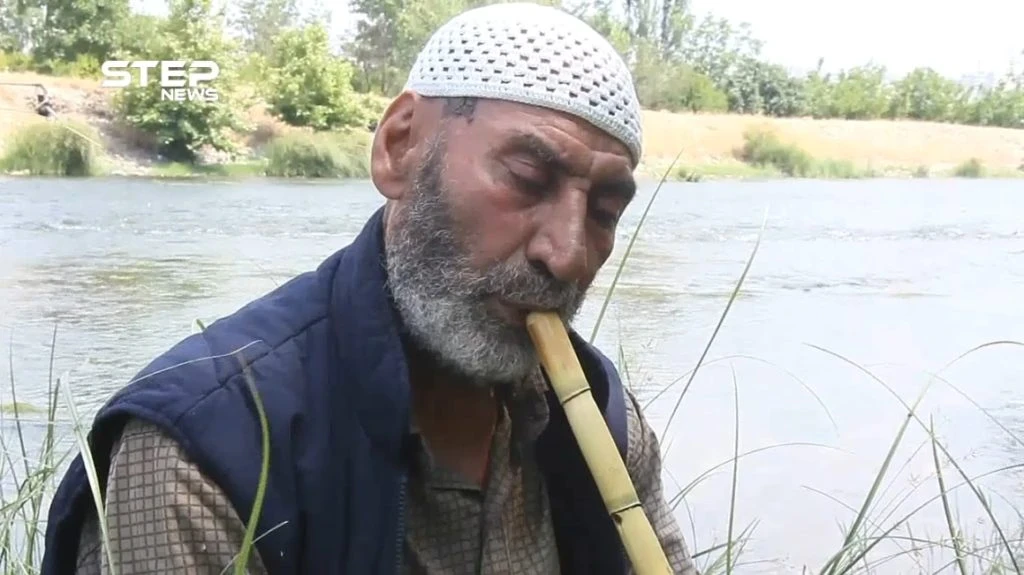 الحاج مصطفى رجل سبعيني يعزف على الناي من سكان مدينة جسر الشغور بريف إدلب