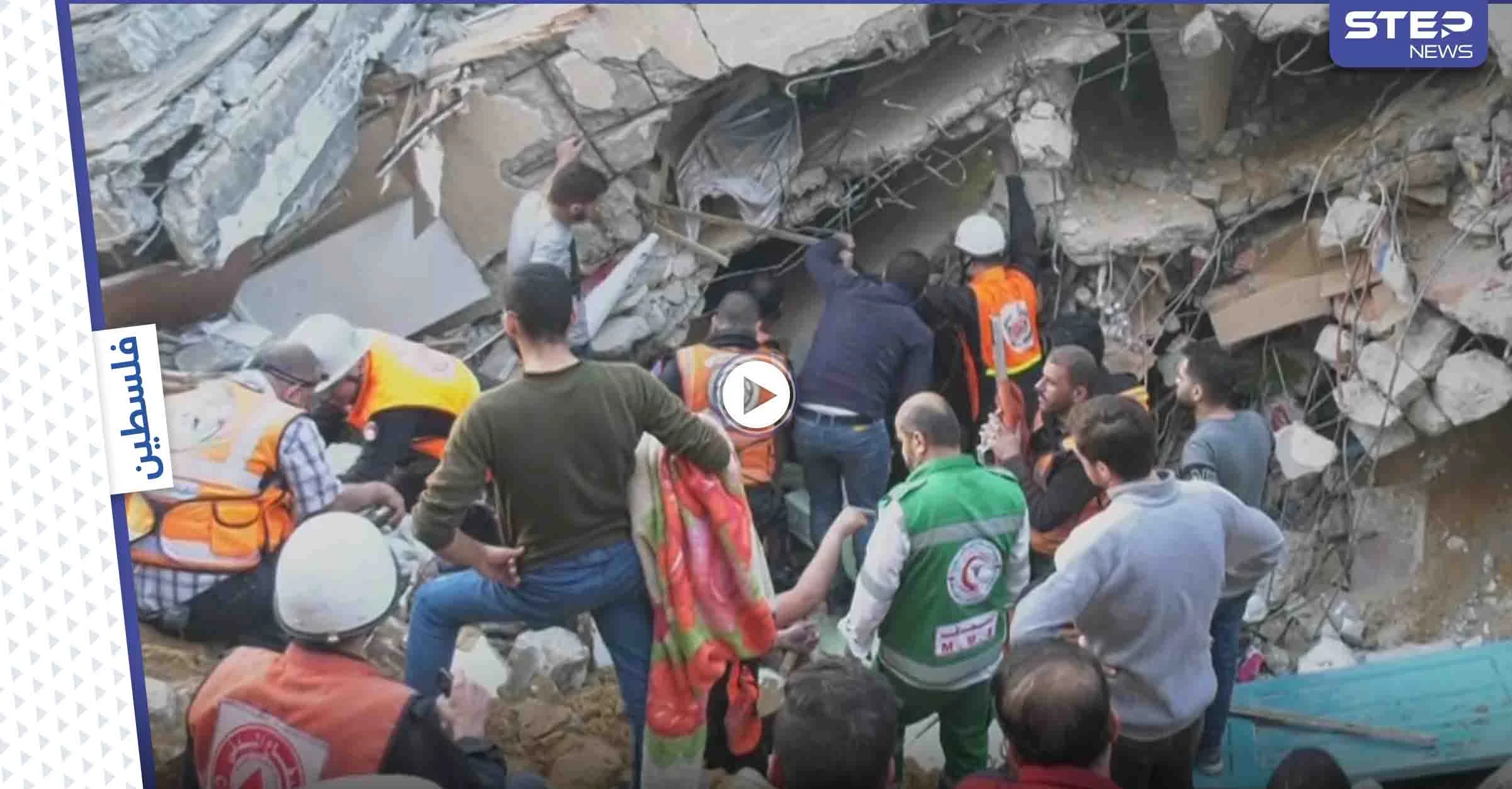 شاهد بالفيديو: لحظة إخراج رجل كبير بالسن على قيد الحياة كان تحت الأنقاض في حي الرمال بغزة