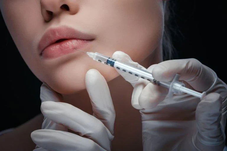 عمليات تجميل الشفايف بالليزر.. أنواعها وكيفية إجراءها والمخاطر مع تكلفتها بشكل مفصل