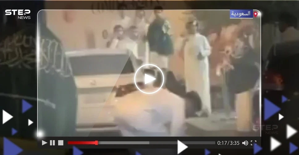 وسط الشارع.. فتاة سعودية تخرج من سيارتها وتنهال بالضرب على شاب (فيديو)