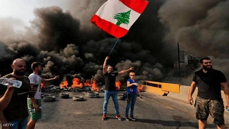 محتجون في لبنان يقطعون الطرقات المؤدية إلى بيروت شمالاً وجنوباً