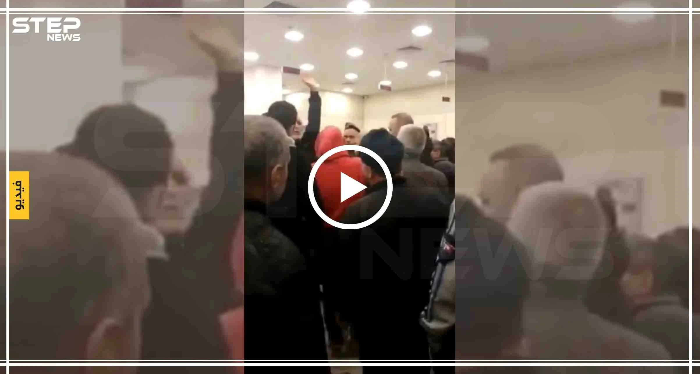 بالفيديو || لبناني داخل أحد البنوك حاملًا فأسًا ويطالب بأمواله