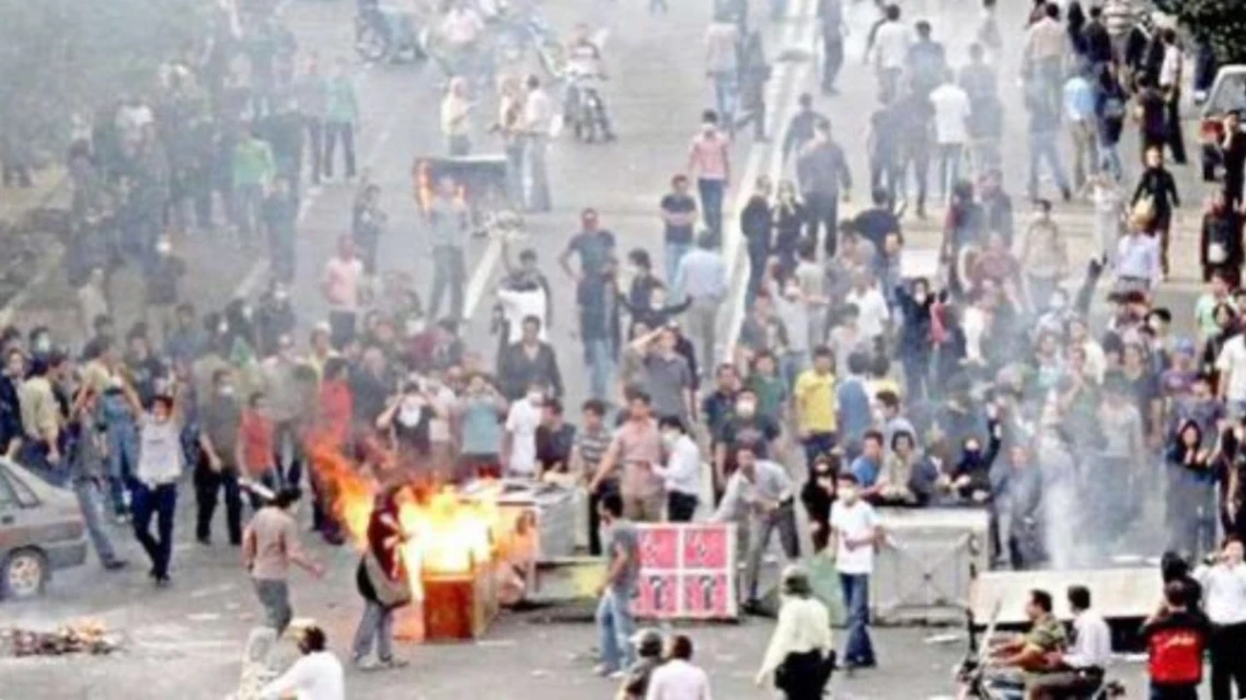 رجوي تتحدث عن عزم الشعب الإيراني للإطاحة بالنظام.. وقيادي بارز يكشف استخدام المنتفضين تكتيك التظاهرات المفاجئة