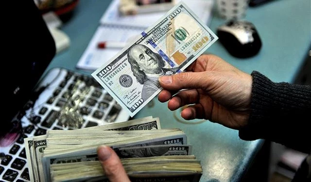 دولار السوق السوداء يحقق رقماً تاريخياً جديداً ويتخطى عتبة الـ20 ألف ليرة لبنانية
