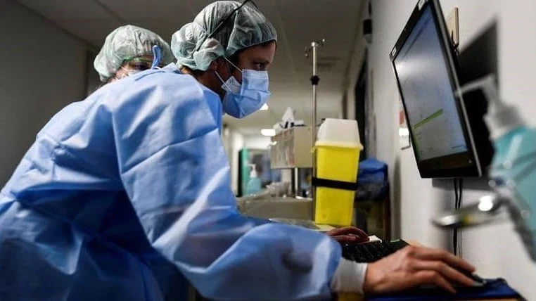 السعودية تعلن رصد أول حالة إصابة بالمتحور الجديد أوميكرون