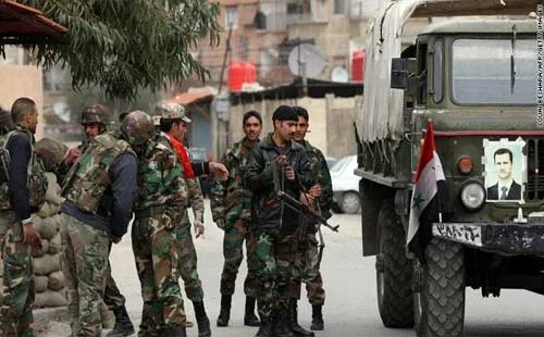 قوّات الأسد تُداهم منزل قائد ميليشيا "فوج المبارك" بحماة، وتصادر مستودع ذخيرة