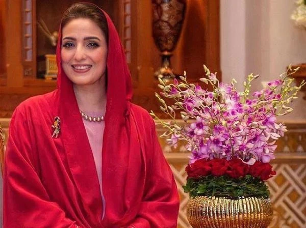 بالفيديو|| "السيدة الجليلة" زوجة سلطان عمان تفاجىء إحدى الولايات بزيارة.. هكذا احتفى العمانيون بها