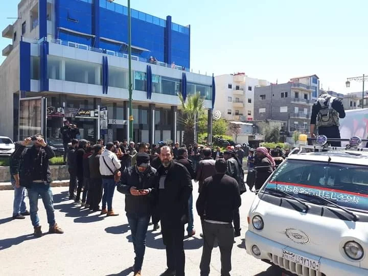 احتجاجات وقطع طرقات في السويداء بعد مقتل شخص على يد قوات أمن النظام السوري