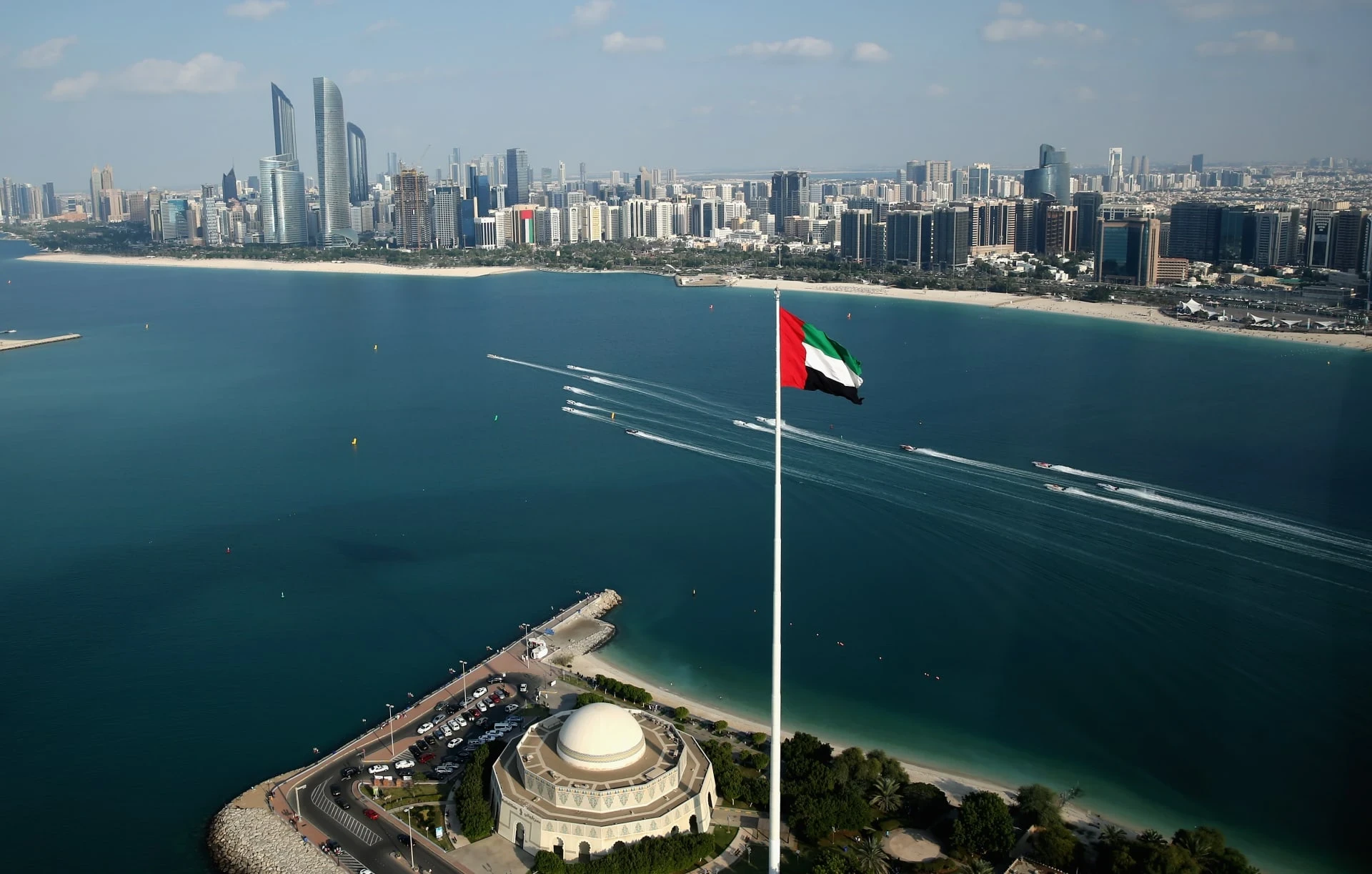 يقر الزواج المدني.. أبو ظبي تُصدر قانوناً ينظّم الأحوال الشخصية لغير المسلمين