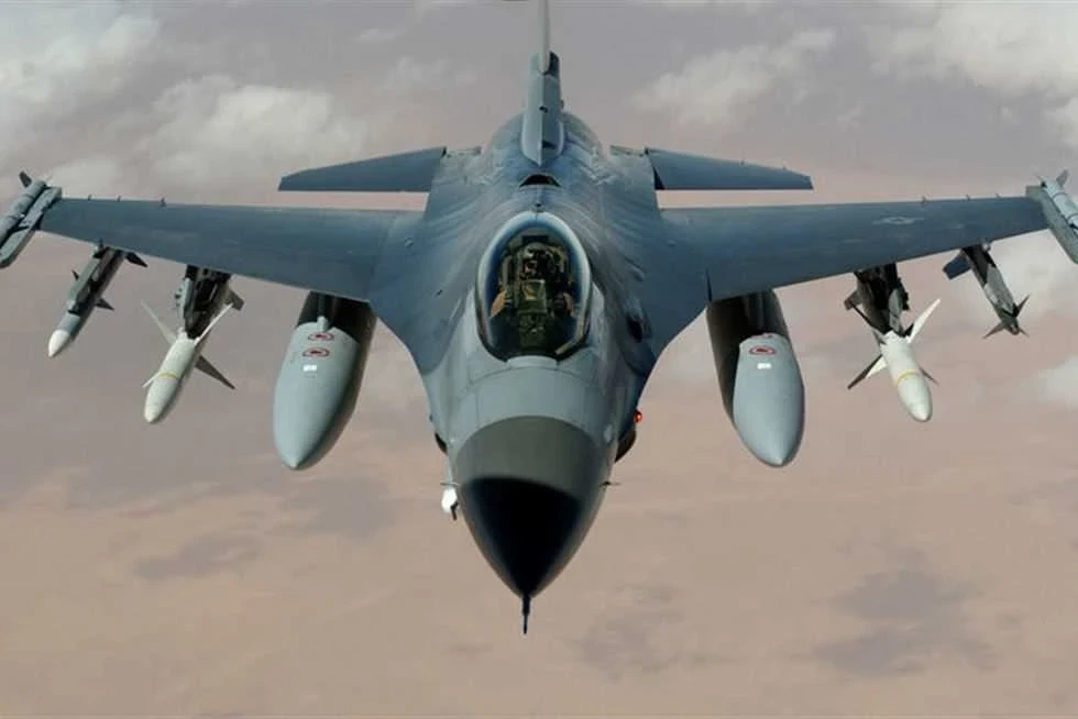بالفيديو|| طائرة F16 من سلاح الجو الملكي الهولندي تصطدم بمبنى عسكري بعد إقلاعها من قاعدة جوية