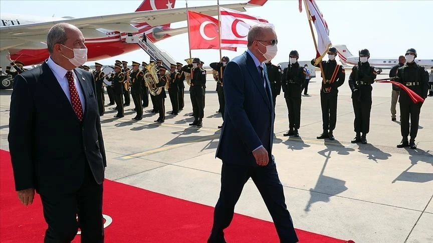 تجاهل تحذيرات الاتحاد الأوروبي.. أردوغان من داخل قبرص يتحدى ويتوعد