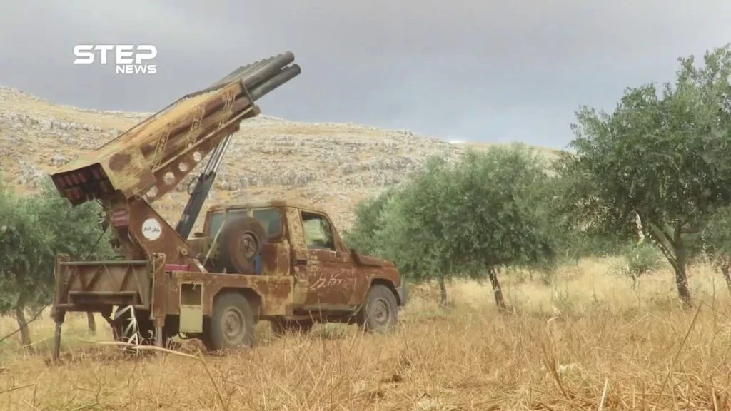 الجبهة الوطنية للتحرير تقصف معسكر جورين بريف حماة الغربي بصواريخ الغراد رداً على قصف النظام لمناطق المدنيين