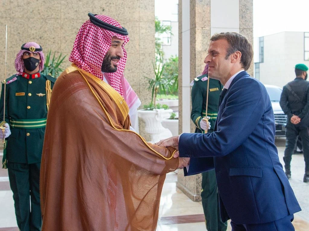 اتصال هاتفي بين ولي العهد السعودي وماكرون وميقاتي ينتهي باتفاق