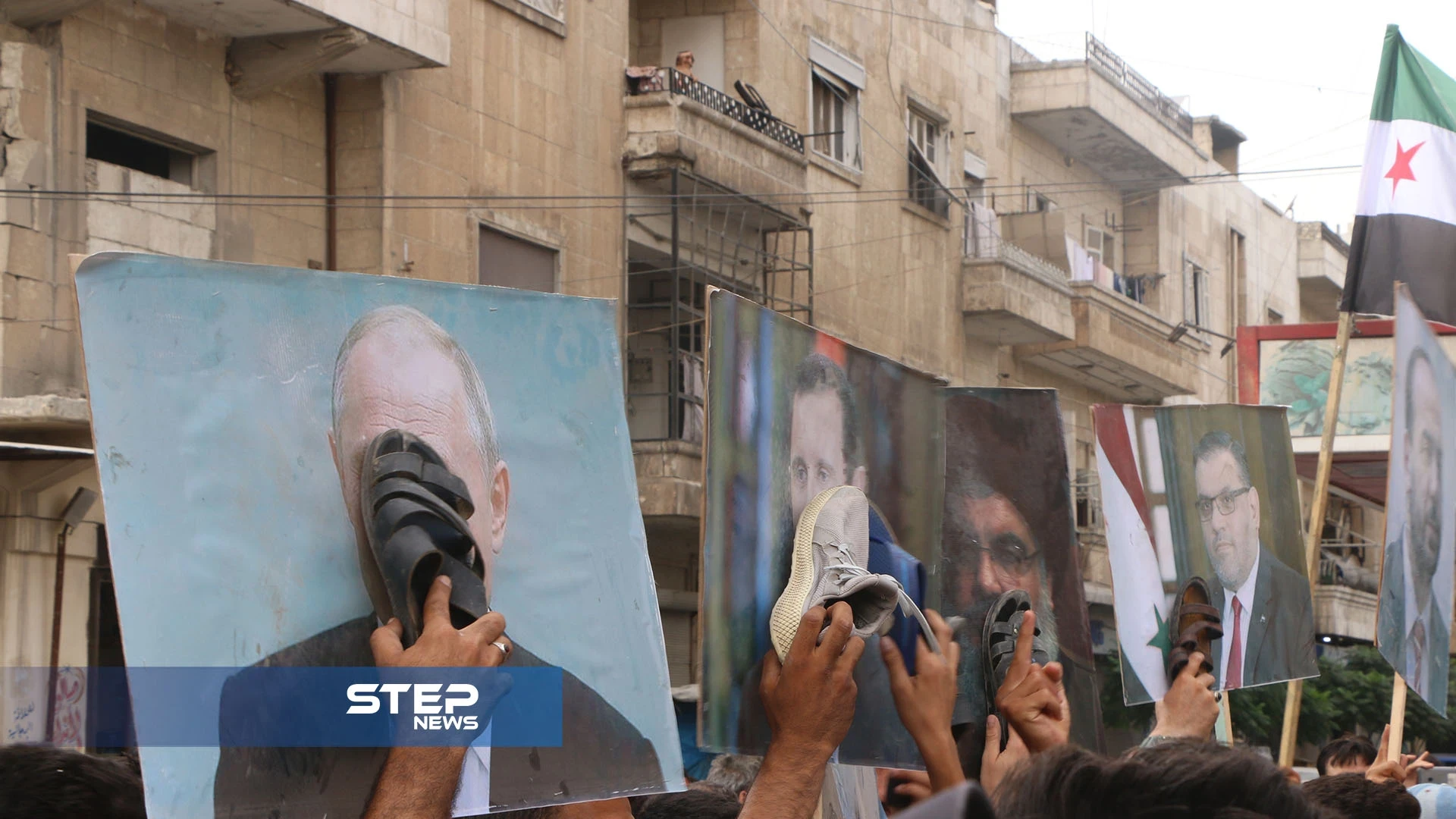 "الثورة ما ماتت"شعار جديد بمظاهرات خرجت اليوم في مدينة إدلب ..تأكيداً على استمرار الثورة