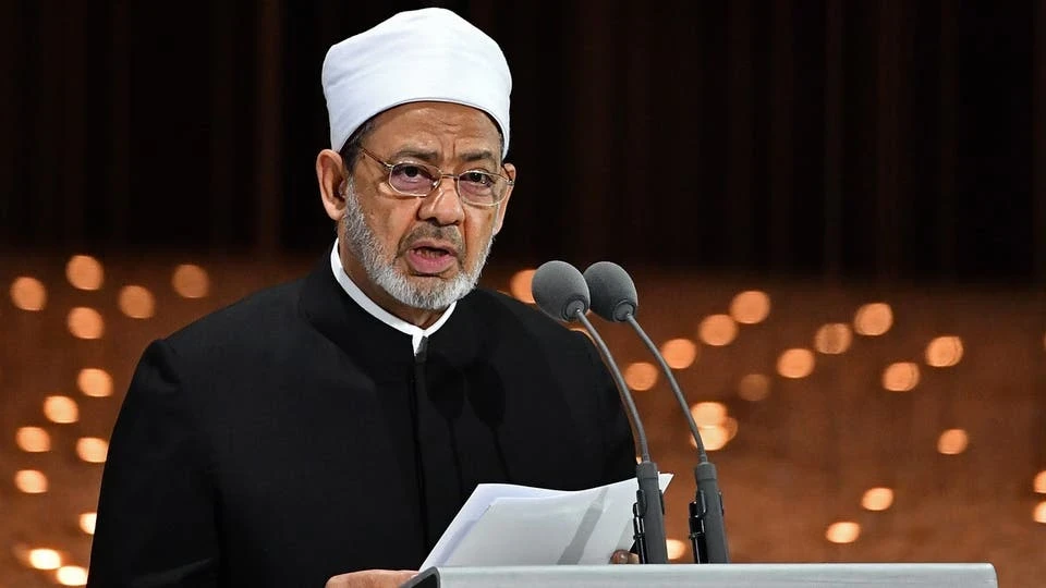 شيخ الأزهر يُطلق وصفاً على من يحرم تهنئة المسيحيين بأعيادهم