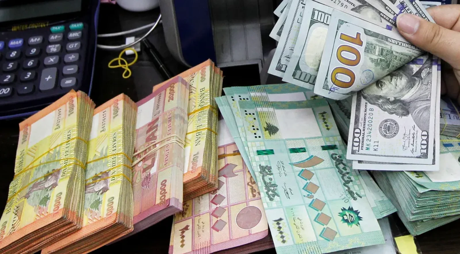 الليرة اللبنانية بأدنى مستوى تاريخي لها بعد أن فقدت 90 بالمئة من قيمتها