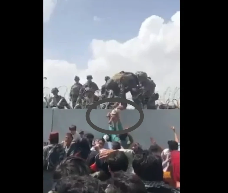بالفيديو||نساء أفغانيات يلقين بأطفالهن لجنود بريطانيين عبر سياج مطار كابل الشائك.. وحصيلة ضحايا المطار في ارتفاع