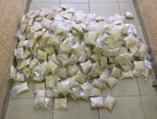 الأجهزة الأمنية المصرية تضبط نصف مليون حبة مخدرة عبر معبر حدودي