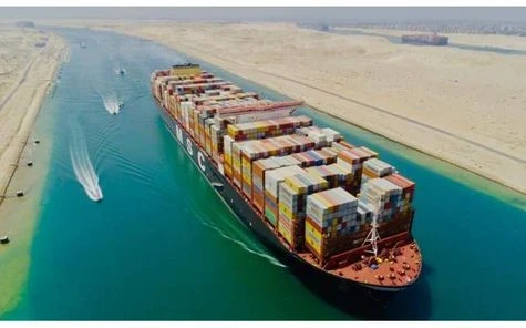 آخر تطورات السفينة الجانحة.. مميش يكشف الجهة التي ستحقق في حادثة قناة السويس