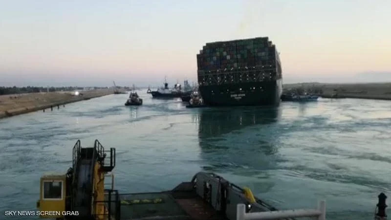 بدء تعويم السفينة الجانحة في قناة السويس وتشغيل محركاتها استعداداً لعودتها إلى مسارها