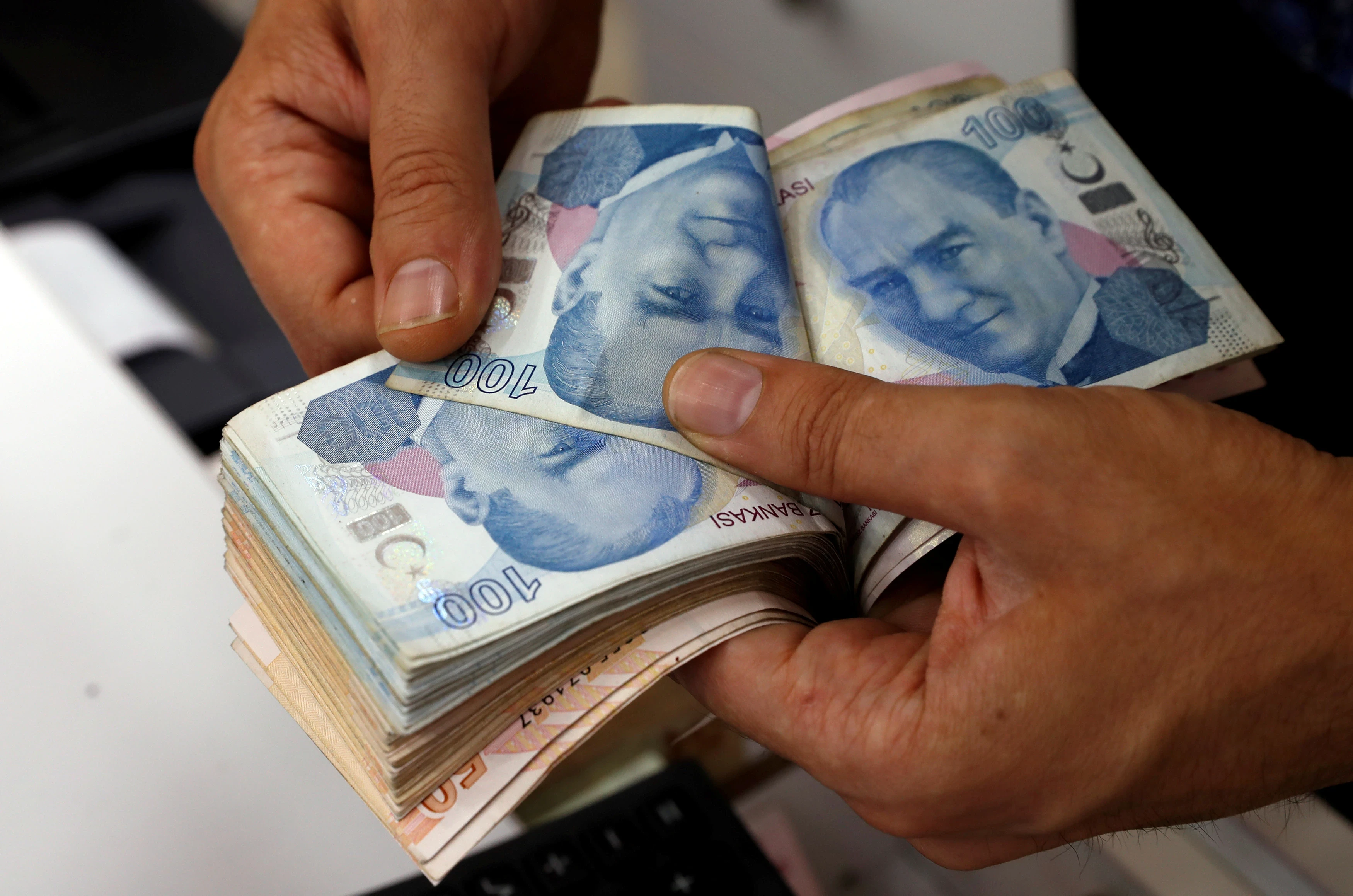 بعد تصريحات لأردوغان.. الليرة التركية تهبط لمستوى غير مسبوق أمام الدولار الأمريكي
