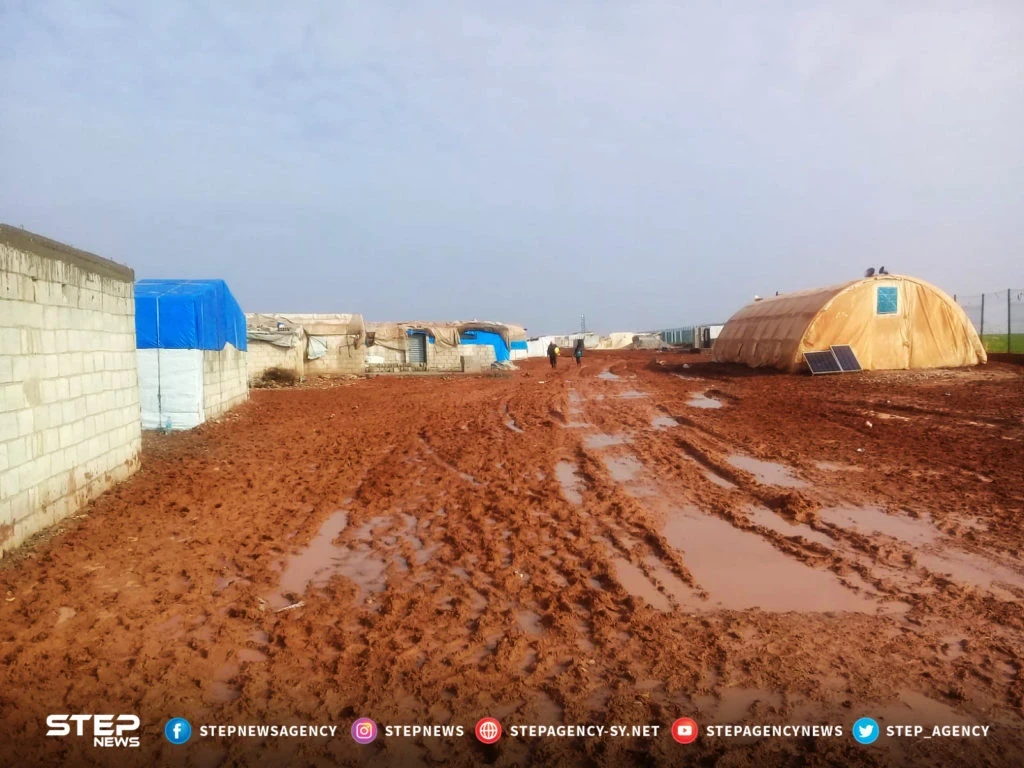 صور تظهر سوء الخدمات وقلة في الإمكانيات في مخيم "زوغرة" بريف حلب مع بداية فصل الشتاء
