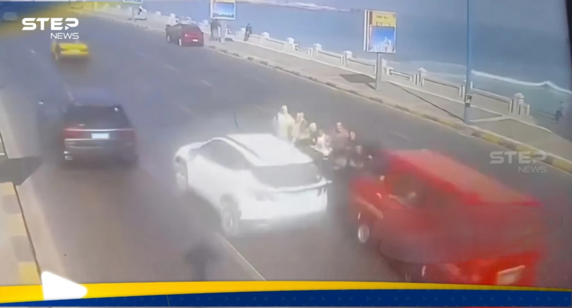 مشهد مروع.. ميكروباص يدهس عددا من المارة على كورنيش الإسكندرية بمصر (فيديو)